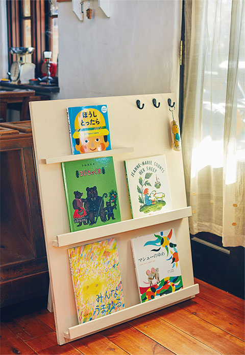 憧れのカフェみたいな「飾り絵本棚」。目指せ！ おしゃれ子ども部屋の画像1