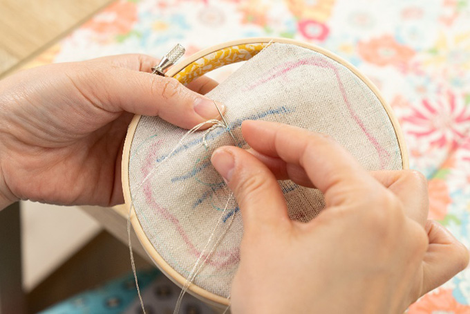 第14回　井上和香さん×手芸作家さん「刺繍した布を使って、縫わないパスケースづくり」の画像9
