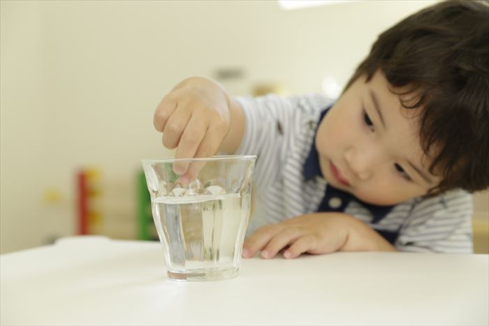 コップの水を何度もひっくり返す子ども。モンテッソーリ的対処は？【ノンちゃん先生の「おうちでモンテッソーリ」・7】の画像1