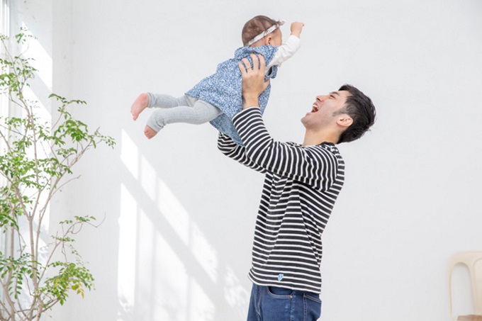 肩からいきなり上げるのはng 安全で負担の少ない たかいたかい ヒラガコージの子育てフォーム ４ Kodomoe コドモエ 親子時間 を楽しむ子育て情報が満載
