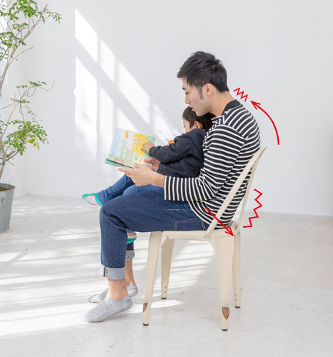 猫背になりにくい座り方。絵本を読み聞かせるときの正しい姿勢【ヒラガコージの子育てフォーム・６】の画像3