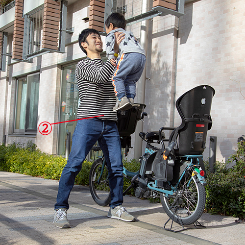 腰を痛めずに、自転車に子どもを乗せるための注意点【ヒラガコージの子育てフォーム・最終回】の画像3