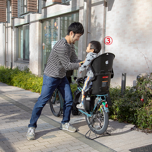 腰を痛めずに、自転車に子どもを乗せるための注意点【ヒラガコージの子育てフォーム・最終回】の画像4