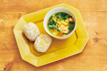 米好きさんの育脳朝ごはん。「こぎつねごはん＆小松菜のかきたま汁」のレシピ