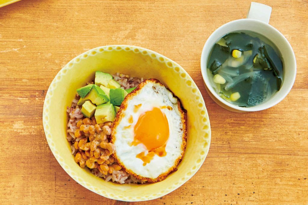 「ごはん＆汁物」で育脳朝ごはん！「納豆アボカド丼＆わかめスープ」のレシピ
