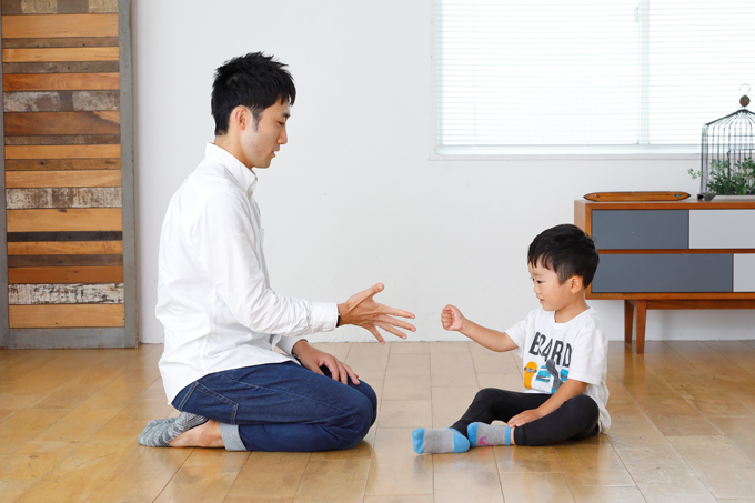 後出しジャンケン でものごとへの反応速度を高めよう ヒラガコージの育脳体操遊び ８ Kodomoe コドモエ 親子時間 を楽しむ子育て情報が満載