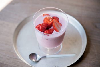 【おやつレシピ】材料を混ぜれば完成！「いちごのヨーグルトスムージー」の作り方