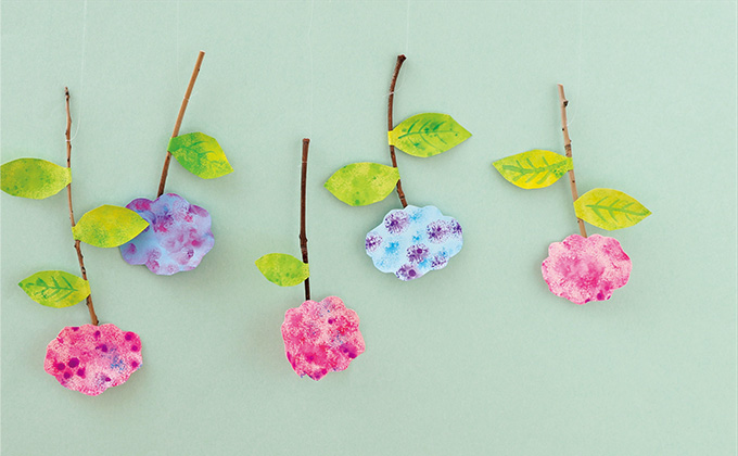 ガーゼでポンポン！梅雨の季節に作りたい「さかさま紫陽花の吊り飾り」の画像1