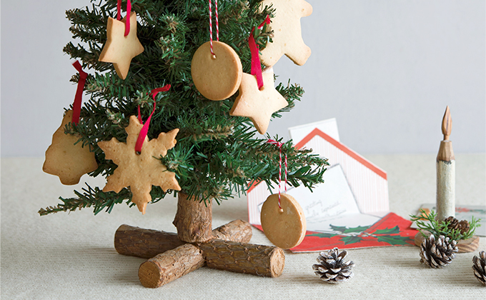 穴をあけてクリスマスツリーに飾りつけ♪ オーナメントクッキーのできあがり！【こどもおやつ】
