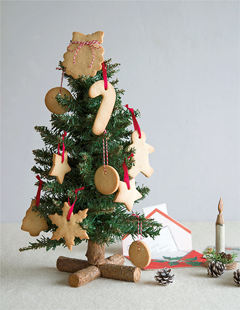 穴をあけてクリスマスツリーに飾りつけ♪ オーナメントクッキーのできあがり！【こどもおやつ】の画像1