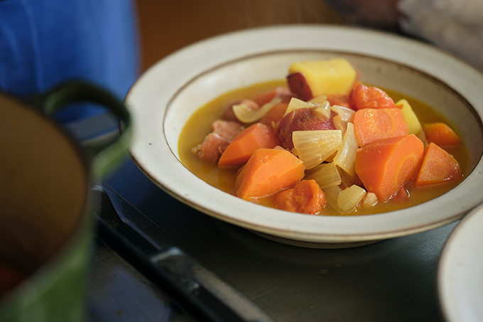 おかずはこれ一皿で完成！「ソーセージと根菜のカレー風スープ」【最新号からちょっと見せ】