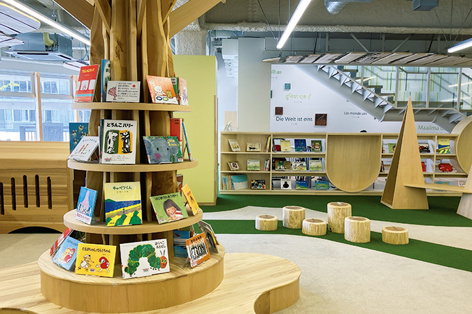アメリカ通販ファッション 夏休みは図書館にお出かけしよう！木のぬくもりを感じる空間 絵本・児童書