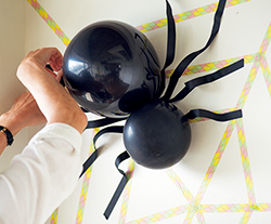 ハロウィンの飾り付け★マスキングテープで作る「クモの巣＆クモ」【最新号からちょっと見せ】の画像4