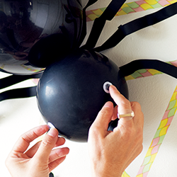 ハロウィンの飾り付け★マスキングテープで作る「クモの巣＆クモ」【最新号からちょっと見せ】の画像5