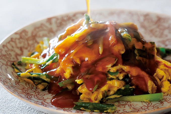 ポイントにするのがポイント! 卵ふわふわの「カニかまニラ玉あんかけ」のレシピ