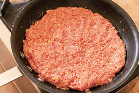 ひき肉はフライパンに広げて焼くだけ！ ずるいくらい簡単な「丸めないハンバーグ」の作り方の画像2
