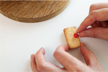 絵本に登場する夢のお菓子の家♪ カステラと市販のおやつで作る「夢のログハウス」の画像13