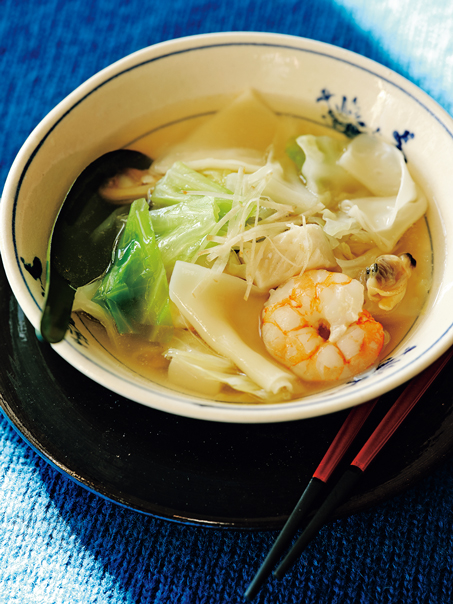 餃子の皮は麺のよう♪ 朝食にもおすすめのレシピ「シーフードとキャベツの中華スープ」の画像1