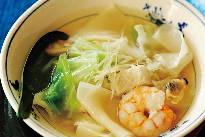 餃子の皮は麺のよう♪ 朝食にもおすすめのレシピ「シーフードとキャベツの中華スープ」