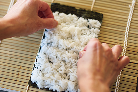 お弁当にぴったり！ 鮭や卵など定番食材も巻けば、新鮮！「鮭と卵の海苔巻き」のレシピ【最新号からちょっと見せ】の画像2