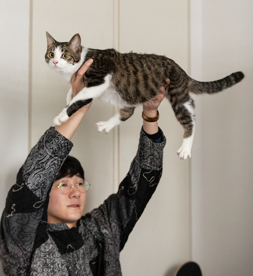 ロングコートダディ堂前 透さんの日々を覗き見！ 毎日楽しいねことの生活【最新号からちょっと見せ・担当編集のヒトコト】の画像1