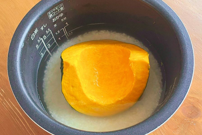 もう切らない! ドボンと浸けるだけで「かぼちゃご飯」のできあがり!【なにもしたくない日のひらめきレシピ・2