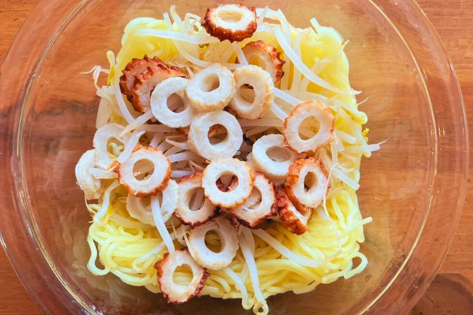 野菜は切らない! 火は使わない! 笑えるくらい簡単な「焼かない焼きそば」【なにもしたくない日のひらめきレシピ・1】