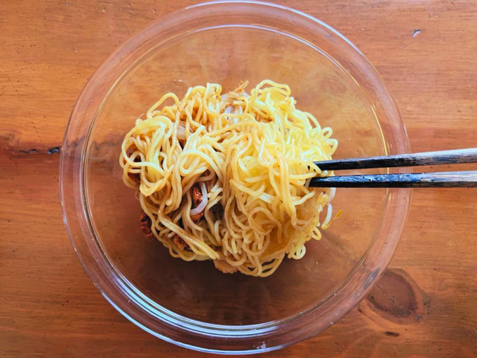 野菜は切らない！ 火は使わない！ 笑えるくらい簡単な「焼かない焼きそば」【なにもしたくない日のひらめきレシピ・1】の画像5