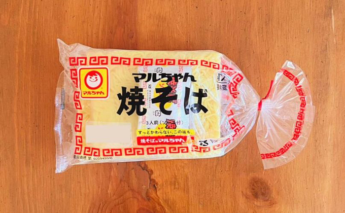 野菜は切らない！ 火は使わない！ 笑えるくらい簡単な「焼かない焼きそば」【なにもしたくない日のひらめきレシピ・1】の画像1