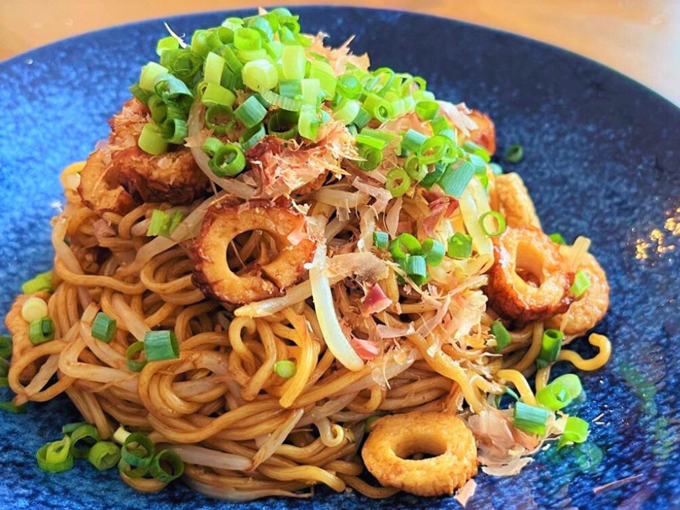 野菜は切らない！ 火は使わない！ 笑えるくらい簡単な「焼かない焼きそば」【なにもしたくない日のひらめきレシピ・1】の画像6