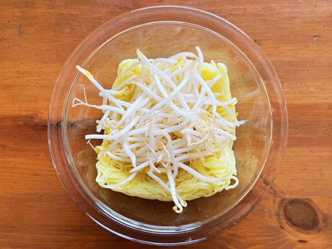野菜は切らない！ 火は使わない！ 笑えるくらい簡単な「焼かない焼きそば」【なにもしたくない日のひらめきレシピ・1】の画像2