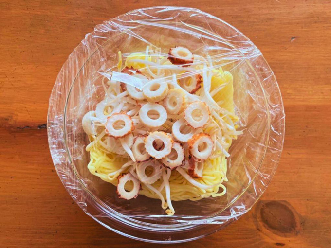 野菜は切らない！ 火は使わない！ 笑えるくらい簡単な「焼かない焼きそば」【なにもしたくない日のひらめきレシピ・1】の画像3
