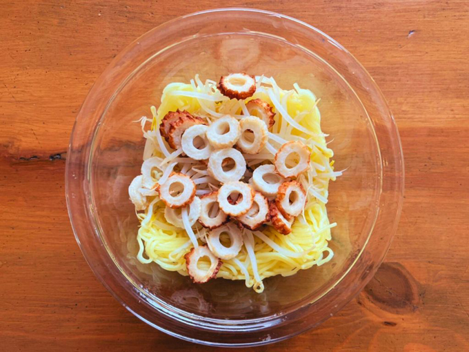野菜は切らない！ 火は使わない！ 笑えるくらい簡単な「焼かない焼きそば」【なにもしたくない日のひらめきレシピ・1】の画像4