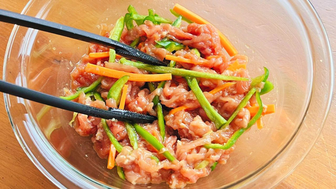 パサパサしない！ コスパよしの「豚こま切れ肉」を、しっとりおいしく調理する「青椒肉絲（チンジャオロース）」【なにもしたくない日のひらめきレシピ・3】の画像6
