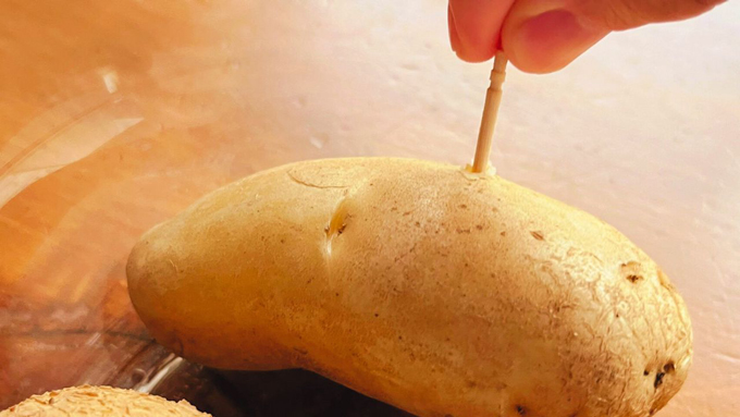 じゃがいもはゆでない！ 塩昆布はごはんにのせない！ 「塩昆布ポテサラ」の作り方【なにもしたくない日のひらめきレシピ・4】の画像3
