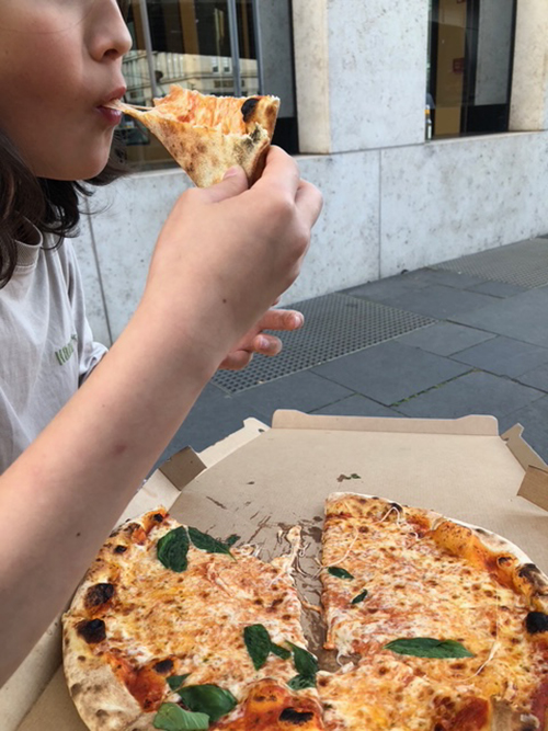 夏の夕飯は外でピザ食べておしまい! 余った時間に、まだ明るい外で遊ぶのがドイツ流【日登美のタベコト in Berlin・101】の画像1