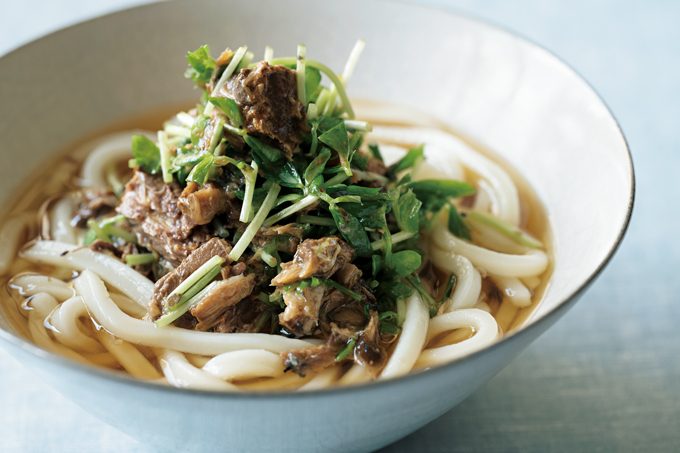 シャキシャキ食感の豆苗がアクセント。サバのみそ煮缶で作る「サバの豆苗和え麺」
