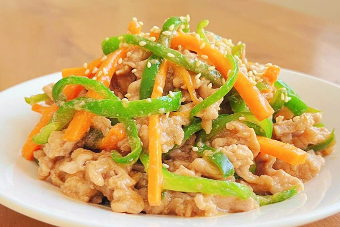 パサパサしない! コスパよしの「豚こま切れ肉」を、しっとりおいしく調理する「青椒肉絲(チンジャオロース)」【なにもしたくない日のひらめきレシピ・3】
