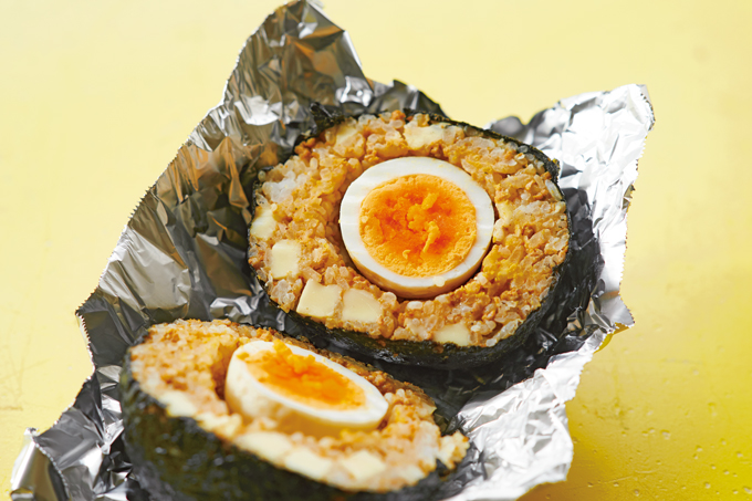 ゆで卵がドーン! たんぱく質がしっかり摂れる「爆弾おにぎり」のレシピ