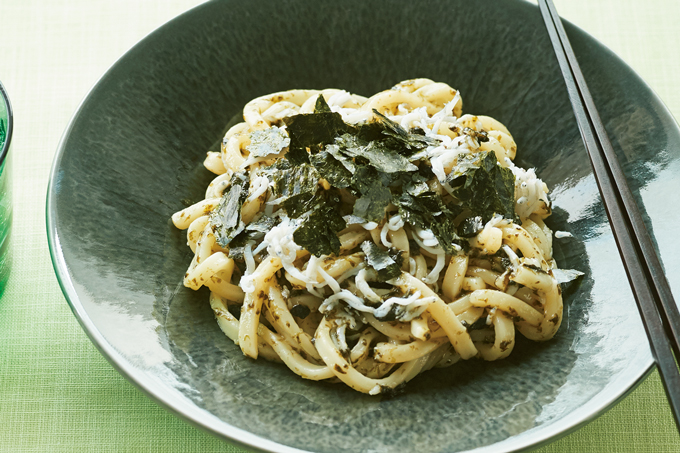 レンチンでOK！ 熱々のうどんにバターを合わせて香りよく仕上げる「海苔バターうどん」のレシピ【最新号からちょっと見せ】