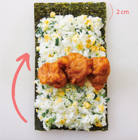 ラップで簡単！ 唐揚げを具にした海苔巻き風の「ロールおにぎり」の作り方の画像2