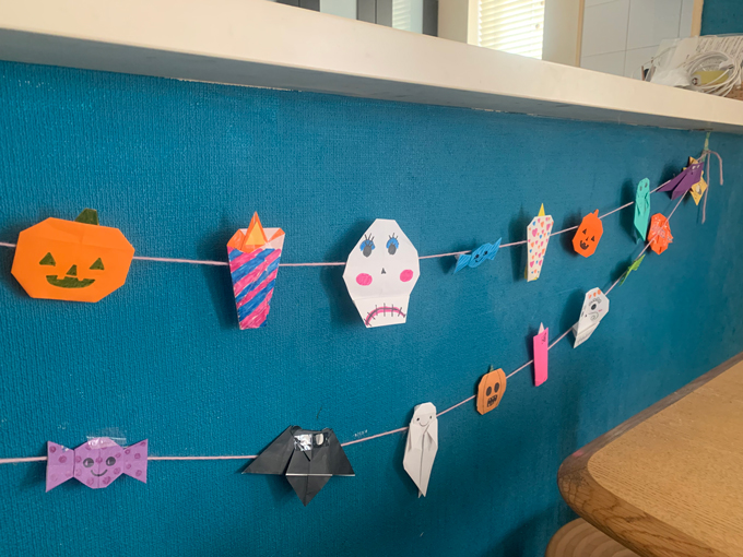 子どもと一緒に「おりがみハロウィン」を作ってみました♪ 毛糸で繋いでガーランドにアレンジ!【編集部スタッフが作ってみた!】の画像2
