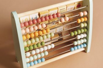 クリスマスプレゼントをママスタイリストがレコメンド！ カラフルなそろばんで遊びながら数を覚えられる！