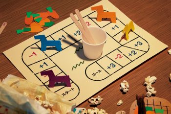 お正月に家族で遊ぶ♪ 2026年の干支「午（馬）」をモチーフにしたボードゲームを手作りしよう！【ボーネルンドのきせつとあそぼ！】