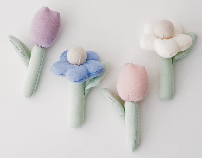 出産祝いに贈りたい♪ やさしいお花形の「ラトル」をご紹介【こどモノ12月号】の画像1