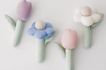 出産祝いに贈りたい♪ やさしいお花形の「ラトル」をご紹介【こどモノ12月号】