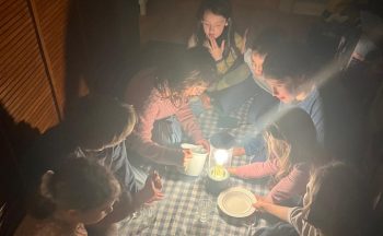 家の中にピクニックシートを敷いて、ランタンを灯して。子どもたちが『秘密の花園』の映画鑑賞会でやったこと【タベコト in Berlin・113】