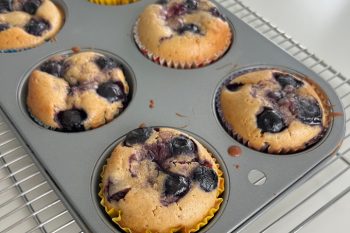 焼くだけ!おやつ「ブルーベリーマフィン」を、担当編集Tがつくってみました【編集部スタッフイチオシ!】