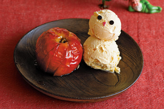 バニラアイスの雪だるまと一緒に♪ 丸ごと「焼きりんご」のレシピ。