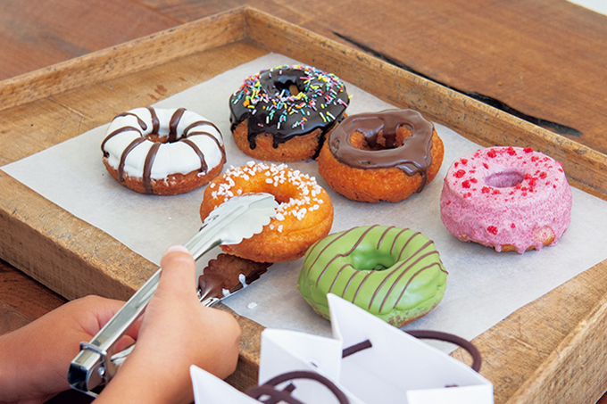 ホットケーキミックスで絵本『ドーナツペンタくん』のかんたんドーナツを作ろう! チョコレートデコレーションのアレンジもご紹介♪